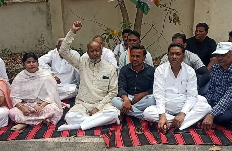 राहुल- सोनिया गांधी खिलाफ आरोप पत्र के विरोध में कांग्रेसियों ने दिया धरना