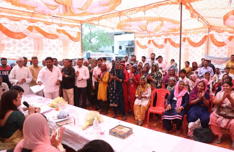 अपर सचिव चिकित्सा स्वास्थ्य एवं ग्राम्य विकास ने जनसंवाद/ जनता मिलन कार्यक्रम में सुनी ग्रामीणों की समस्या, दर्ज समस्याओं का सम्बन्धित अधिकारियों को दिए त्वरित निस्तारण के निर्देश