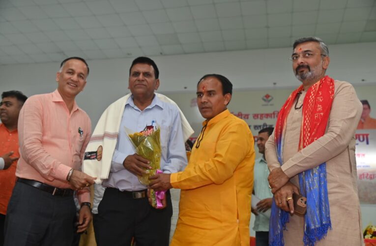 प्रोफेसर डॉ० नरेश चौधरी को उत्कृष्ट कार्यो के लिए स्वास्थ्य मंत्री डॉ धन सिंह रावत ने किया सम्मानित