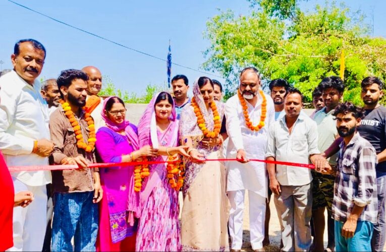 करौंदी गांव में गोगामेड़ी मंदिर के प्रांगण के निर्माण कार्य का जिला पंचायत सदस्य संजना चौहान, किसान मोर्चा के जिलाध्यक्ष सतेंद्र प्रधान और भाजपा नेता प्रदीप चौहान ने संयुक्त रूप से फीता काटकर किया शुभारंभ