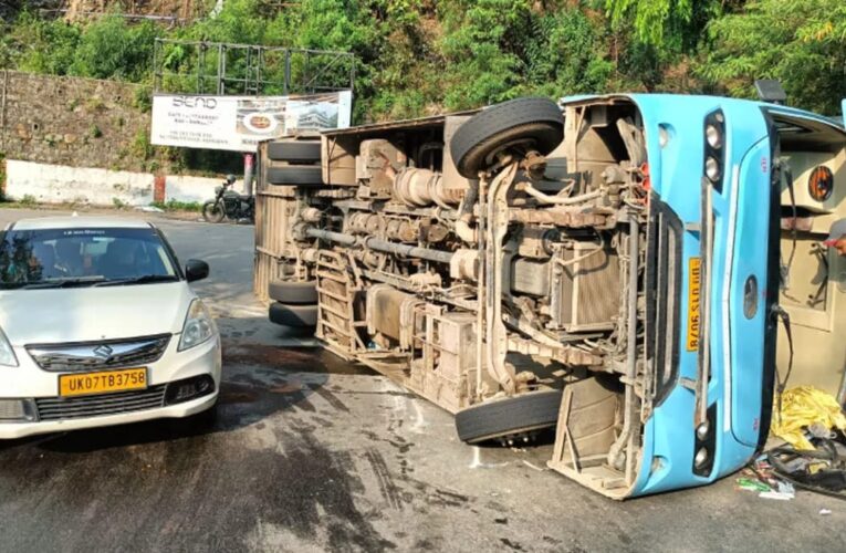 दिल्ली से मसूरी आ रही बस रोड पर पलटी, बस में कुल 27 लोग सवार थे, मच गई चीख-पुकार