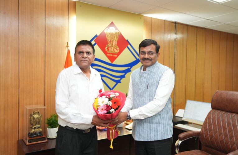 प्रोफेसर डॉ. नरेश चौधरी ने किया मुख्य सचिव आनंद बर्धन का स्वागत, उत्तराखंड रेडक्रॉस द्वारा किए जा रहे कार्यों की दी जानकारी देते हुए की विशेष चर्चा