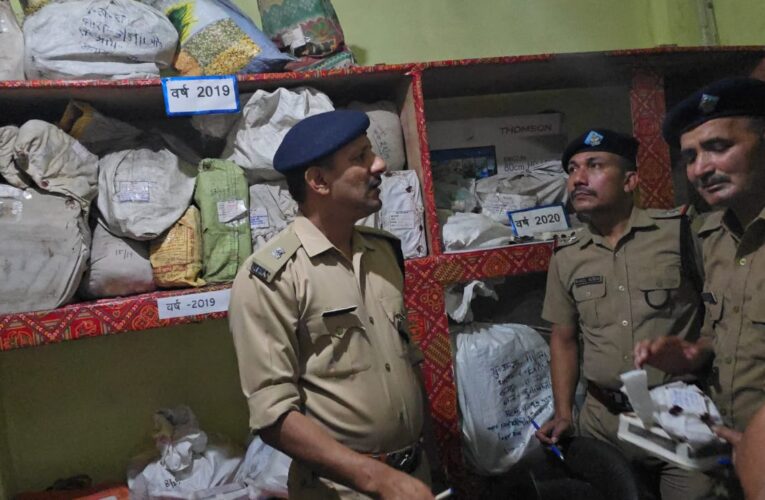 एसपी देहात शेखर चंद्र सुयाल ने किया बुग्गावाला थाने का अर्धवार्षिक निरीक्षण, बैरक का रखरखाव, साफ सफाई, मालखाने के रखरखाव एवं संपूर्ण सरकारी संपत्ति को चेक किया