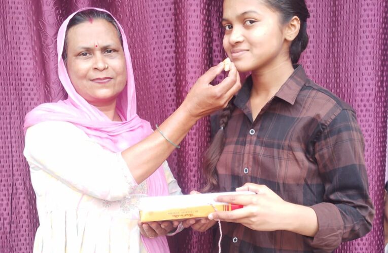 राष्ट्रीय इंटर कॉलेज भलस्वागाज में इंटरमीडिएट विज्ञान वर्ग की छात्रा निलाक्षी सैनी ने 93.80 प्रतिशत अंक प्राप्त किए, प्रदेश में 16 वी रैंक हासिल कर टाॅप-20 में जगह बनाई