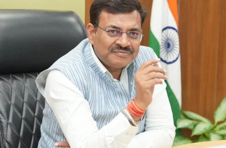 मुख्य सचिव आनंद बर्द्धन ने सचिव समिति की बैठक ली, सभी अधिकारियों को 01 मई से स्वयं एवं अपने अधीनस्थ विभागों में अनिवार्य रूप से बायोमेट्रिक उपस्थिति दर्ज कराने के दिए निर्देश