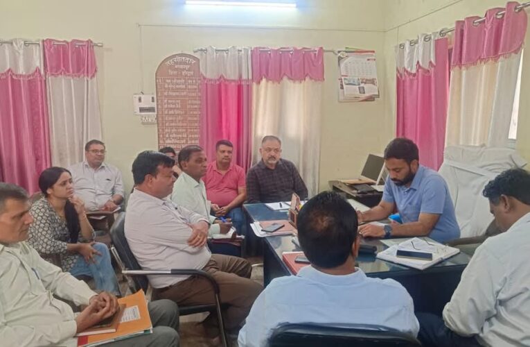 भगवानपुर उप जिलाधिकारी अजय वीर सिंह ने तहसील स्टाफ की ली बैठक, फरियादियों की समस्याओं को सुनकर तुरंत निस्तारण करने के दिए निर्देश