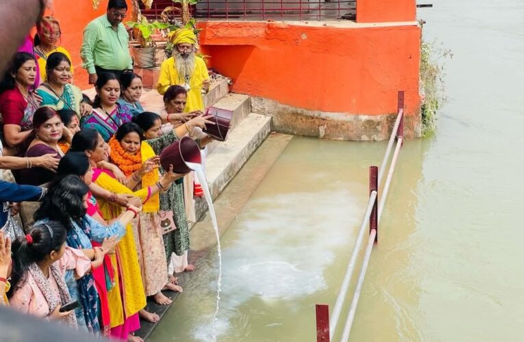 गंगा अवतरण दिवस पर स्पर्श गंगा की टीम ने दुग्धाभिषेक किया, गंगा के घाटों को स्वच्छ बनाए रखने की अपील की