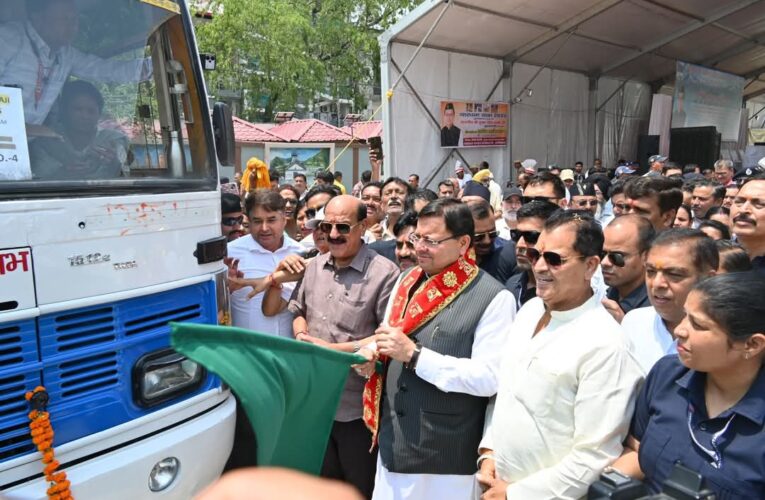 मुख्यमंत्री पुष्कर सिंह धामी ने चारधाम यात्रा के लिए ले जा रही 10 बसों को हरी झंडी दिखाकर रवाना किया, कहा-राज्य सरकार सुरक्षित चारधाम यात्रा के लिए दृढ़ प्रतिज्ञ