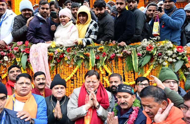 बदरीनाथ मंदिर के कपाट रवि पुष्य लग्न में श्रद्धालुओं के लिए खुले, जय बदरी विशाल के जयकारों की गूंज से गूंज उठा धाम, हेलीकॉप्टर से हुई पुष्पवर्षा, मुख्यमंत्री पुष्कर सिंह धामी ने की पूजा-अर्चना