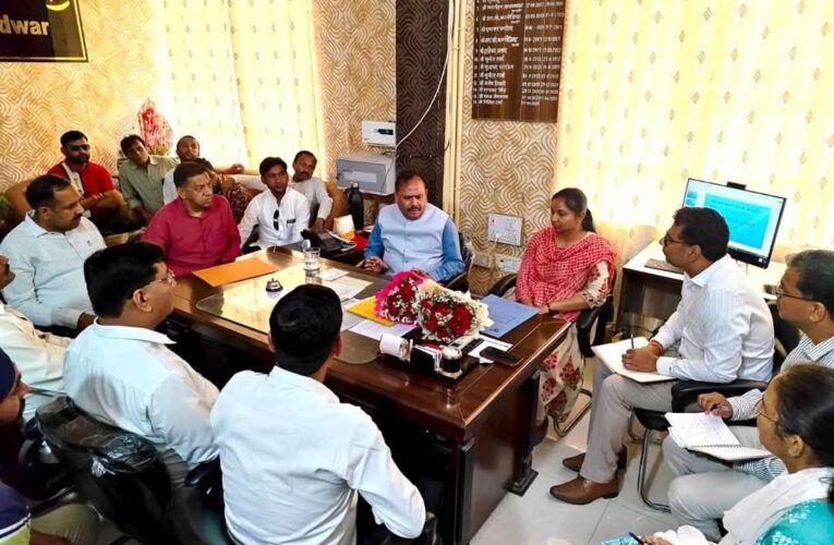 राज्यमंत्री ओमप्रकाश जमदग्नि ने रोशनाबाद में परिवहन संभागीय कार्यालय पर पहुंचकर लिया व्यवस्थाओं का जायजा, चारधाम यात्रा के लिए बन रहे ग्रीन कार्ड की समयावधि के विषय में ली जानकारी