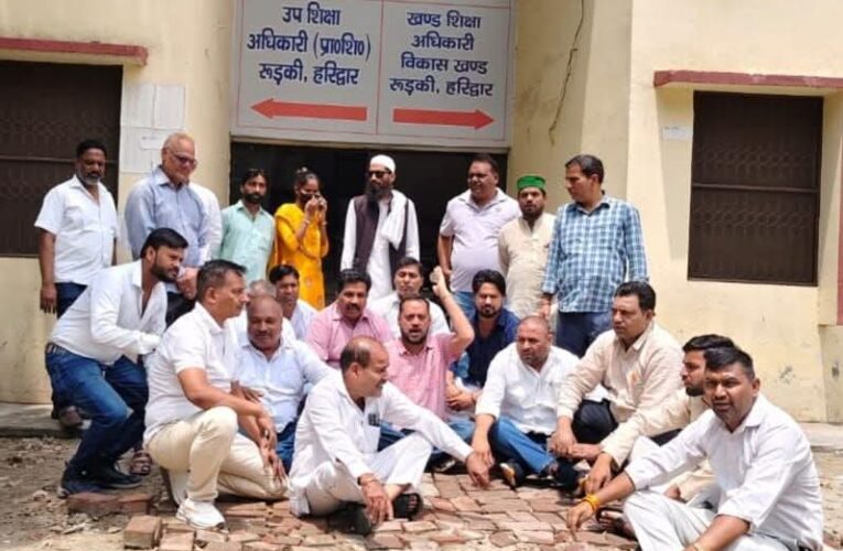 रुड़की: महानगर कांग्रेस सेवा दल ने खंड शिक्षा अधिकारी कार्यालय पर प्रदर्शन किया, राज्यपाल को संबोधित ज्ञापन भेजकर निजी स्कूलों में फीस लिमिट तय करने की मांग की