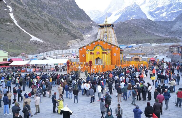 केदारनाथ धाम में गत वर्ष की तरह इस बार भी उमड़ रहा है श्रद्धालुओं का हुजूम, सुरक्षा और व्यवस्था बनाए रखने के मद्देनजर प्रशासन ने इस साल टोकन प्रणाली लागू, सभी यात्रियों को आसानी से हो रहे बाबा के दर्शन