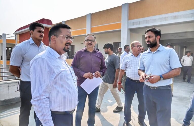 डीएम कर्मेन्द्र सिंह ने सामुदायिक स्वास्थ्य भगवानपुर, निर्माणाधीन तहसील, प्रस्थावित उप जिला चिकित्सालय तथा भिन्न गैहूं क्रय केन्द्रों का किया औचक निरीक्षण