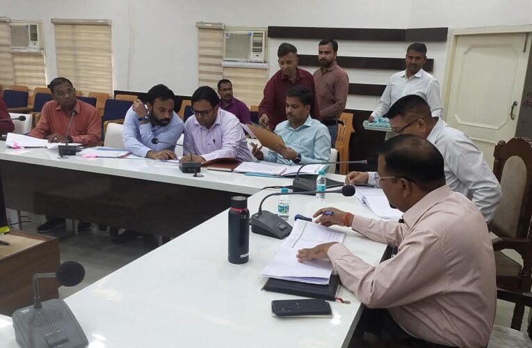 जिलाधिकारी कर्मेंद्र सिंह ने ली राजस्व विभाग की मासिक समीक्षा बैठक, तहसील स्तर पर लम्बित वादों के त्वरित निस्तारण के दिए निर्देश