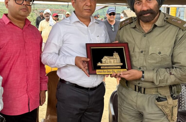 उत्तराखण्ड फिल्म विकास परिषद के मुख्य कार्यकारी अधिकारी बंशीधर तिवारी ने बॉर्डर 2 के सेट पर सुप्रसिद्ध अभिनेता सनी देओल और निर्देशक अनुराग सिंह से की मुलाकात, उत्तराखण्ड की फिल्म नीति, लोकेशन विविधता और राज्य सरकार की ओर से दिए जा रहे समर्थन पर सार्थक चर्चा हुई