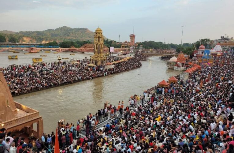 सोमवती अमावस्या पर धर्मनगरी हरिद्वार में उमड़ा आस्था का सैलाब, बड़ी संख्या में श्रद्धालुओं ने हरकी पैड़ी पर गंगा में पावन डुबकी लगाई