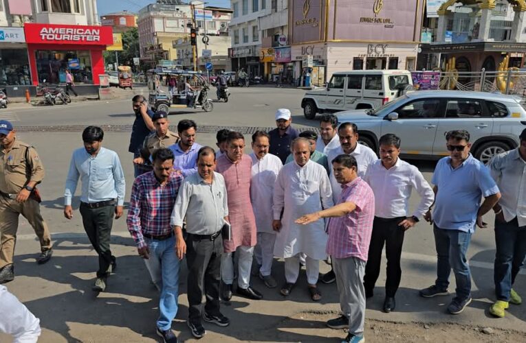 जल निकासी की तात्कालिक व्यवस्था के लिए पम्प की व्यवस्था सुनिश्चित की जाए, राज्य आपदा प्रबंधन प्राधिकरण के उपाध्यक्ष विनय रोहिल्ला ने भगत सिंह चौक और सिंह द्वार का किया स्थलीय निरीक्षण