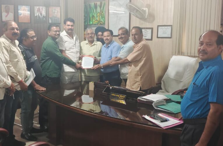 प्रांतीय उद्योग व्यापार मंडल उत्तराखंड के पदाधिकारियों ने मुख्य नगर आयुक्त/ सहायक नगर आयुक्त रुड़की से मुलाकात कर महानगर की व्यापारियों से संबंधित विभिन्न समस्याओं से कराया अवगत, सौंपा ज्ञापन