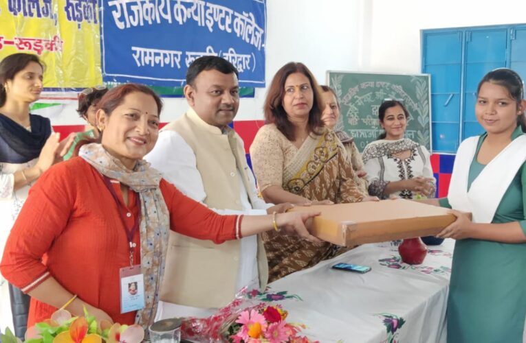 राजकीय कन्या इंटर कॉलेज में मेधावी छात्राओं को किया सम्मानित, पूर्व मेयर गौरव गोयल ने उच्च अंक प्राप्त करने वाली छात्राओं को दी बधाई