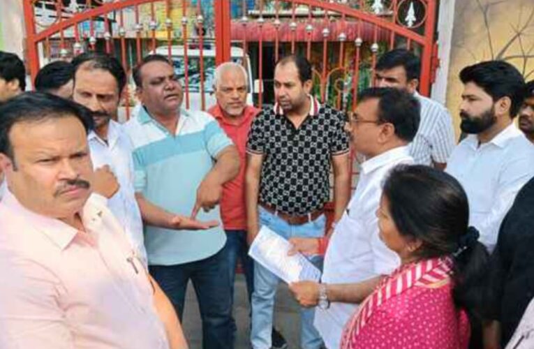 वार्डों में विकास कार्य नहीं होने से नाराज कुछ पार्षदों ने मुख्य नगर आयुक्त कार्यालय के बाहर गेट पर तालाबंदी की, हुई तीखी बहस, मौके पर पहुंची मेयर अनीता देवी अग्रवाल को पार्षदों ने एक ज्ञापन सौंपा