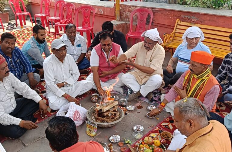 रुड़की: पहलगाम आतंकवादी हमले में जान गंवाने वाले लोगों की आत्म शांति के लिए सर्व समाज के द्वारा कश्यप घाट पर किया गया हवन यज्ञ, पाकिस्तान मुर्दाबाद के नारे लगाए और सरकार से आतंकवाद को मुंहतोड़ जवाब देने की मांग की