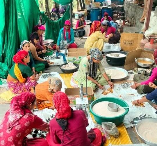 श्री केदारनाथ यात्रा से रुद्रप्रयाग जनपद के महिला स्वयं सहायता समूहों को मिल रहा है काम, प्रसाद, जौ, तिल, कॉइन सोवेनियर, स्थानीय उत्पादों की बिक्री करने से लेकर होमस्टे और यात्रा मार्ग पर जलपान गृह तक संचालित कर रहे
