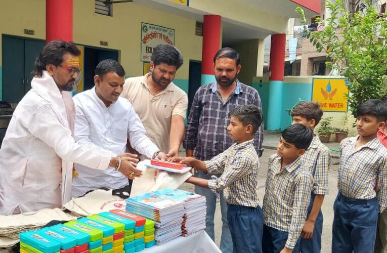 पूर्व मेयर गौरव गोयल ने राजकीय विद्यालय में की पाठन सामग्री वितरित, ज्योतिषाचार्य पंडित रजनीश शास्त्री ने बताया सराहनीय कदम