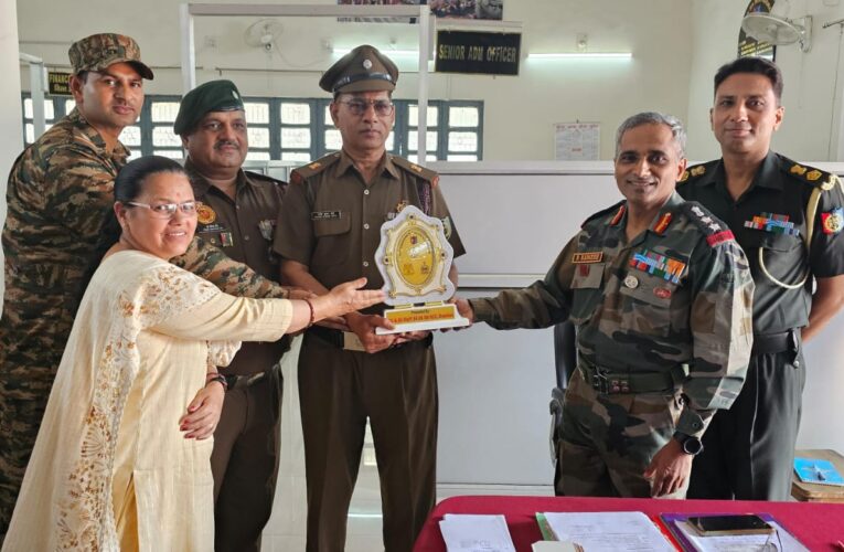 84 उत्तराखंड वाहिनी एन सी सी के कमान अधिकारी कर्नल आर रमेश ने आर.एन.आई इंटर कॉलेज के प्रधानाचार्य राजेश कुमार आर्य को उत्कृष्ट कार्यों के लिए किया सम्मानित