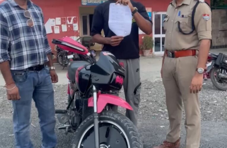 बाइक से खतरनाक स्टंटबाजी कर फेमस होने की चाह रखने वाले को पुलिस ने सिखाया कड़ा सबक, पुलिस ने आरोपी की बाइक को सीज कर उसको हिरासत में ले लिया