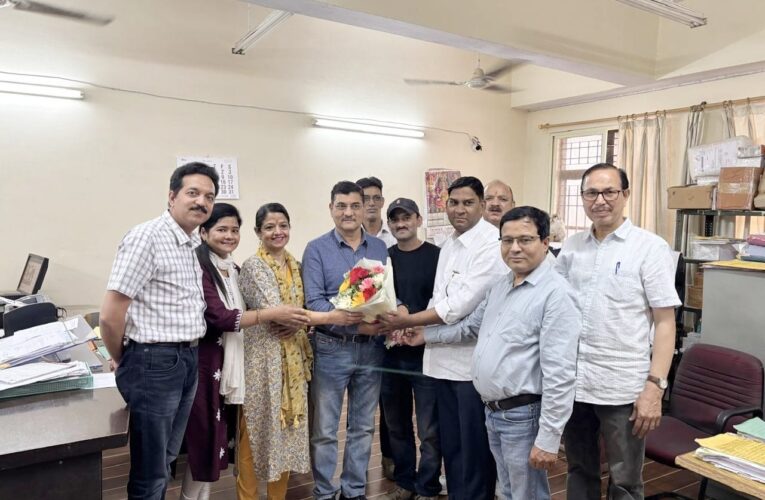उपनिदेशक फार्मेसी उत्तराखंड स्वास्थ्य विभाग बनने पर राजेंद्र सेमवाल का फार्मेसी अधिकारी ब्रिजेश कुमार के नेतृत्व में किया गया स्वागत
