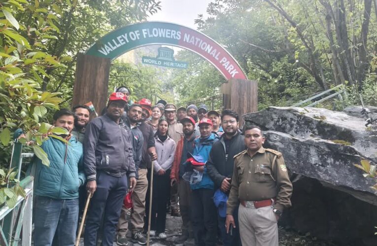विश्व धरोहर फूलों की घाटी पर्यटकों के लिए खुली, पहले दल में रवाना हुए 49 पर्यटक
