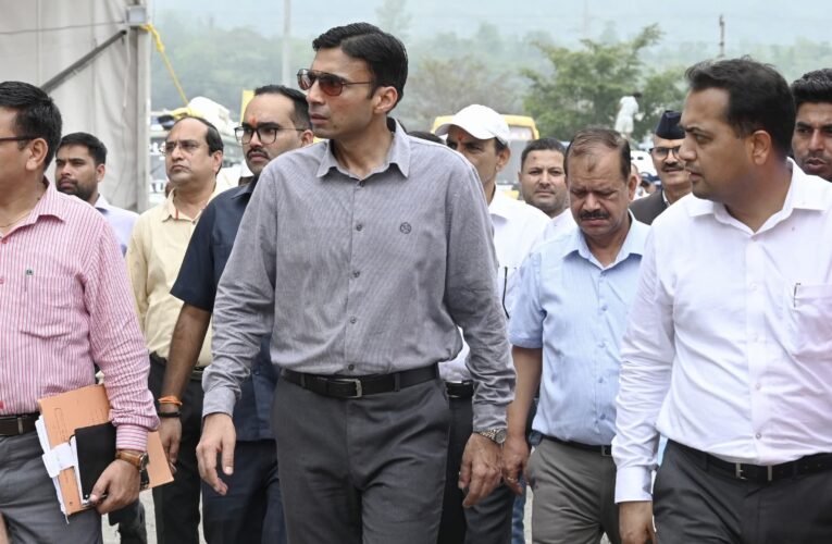 देहरादून डीएम सविन बंसल ने ऋषिकेश में चारधाम यात्रा व्यवस्था का किया निरीक्षण, यात्री रजिस्ट्रेशन, लंगर, टॉयलेट्स, ऑपरेटर और नेटवर्क की रहे राउंड-द-क्लॉक प्रॉपर व्यवस्था