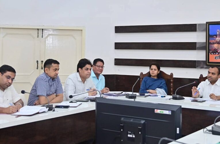 ग्रामीण व शहरी क्षेत्रों में सुरक्षित पेयजल आपूर्ति कार्य करना सुनिश्चित करें: डीएम, जिलाधिकारी मयूर दीक्षित ने जिला जल एवं स्वच्छता मिशन कार्यों की ली समीक्षा बैठक