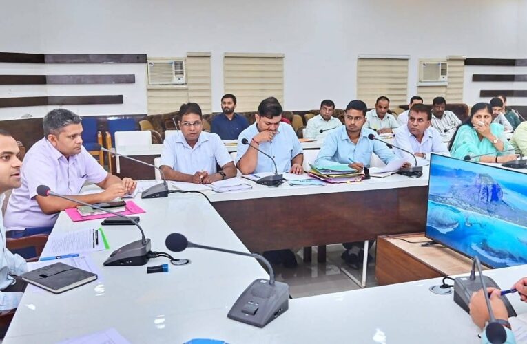 सहायक अभियंता सिंचाई का वेतन रोकने के निर्देश, डीएम ने ग्राम प्रधान को नोटिस जारी करने के निर्देश दिए, फूलों की दुकानों पर फूल ही बिके तथा अवैध दुकानें संचालित न हों: डीएम