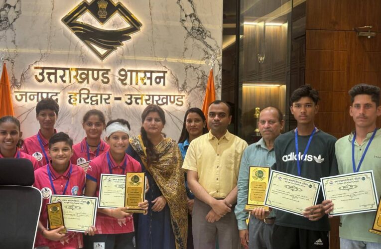 नशा मुक्त भारत अभियान कार्यक्रम में उत्कृष्ट प्रदर्शन करने वाले छात्र छात्राओं को जिलाधिकारी ने प्रमाण पत्र, मेडल एवं ट्रॉफी देकर किया सम्मानित