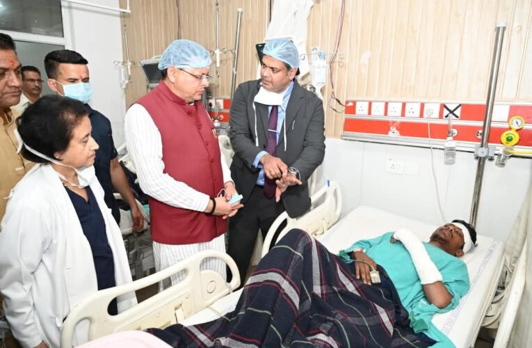 मुख्यमंत्री पुष्कर सिंह धामी ने रुद्रप्रयाग में हुई बस दुर्घटना में घायल यात्रियों का हालचाल जाना, चिकित्सकों को निर्देश दिए कि सभी घायलों का समुचित और त्वरित उपचार सुनिश्चित किया जाए