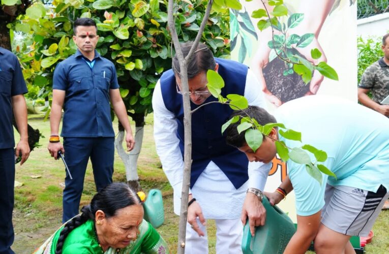 मुख्यमंत्री पुष्कर सिंह धामी ने एक पेड़ मां के नाम अभियान के तहत अपनी माताजी के साथ किया पौधारोपण, कहा-इस पहल का उद्देश्य प्रत्येक व्यक्ति को अपनी माँ के सम्मान में एक पेड़ लगाने के लिए प्रेरित करना
