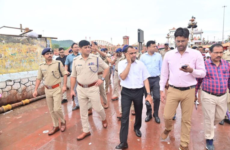 सुगम ,सुव्यवस्थित एवं सुरक्षित ढंग से संचालित करने के लिए जिला प्रशासन एवं पुलिस प्रशासन मुस्तैद, डीएम मयूर दीक्षित एवं एसएसपी प्रमेंद्र डोभाल ने किया मेला क्षेत्र का निरीक्षण कर लिया व्यवस्थाओं का जायजा