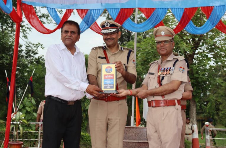 इंडियन रेडक्रास उत्तराखण्ड चेयरमेन प्रोफेसर डॉ. नरेश चौधरी को उत्कृष्ट कार्यों के लिये पुलिस महानिरीक्षक प्रशिक्षण उत्तराखण्ड अनन्त शंकर ताकवाले ने किया सम्मानित