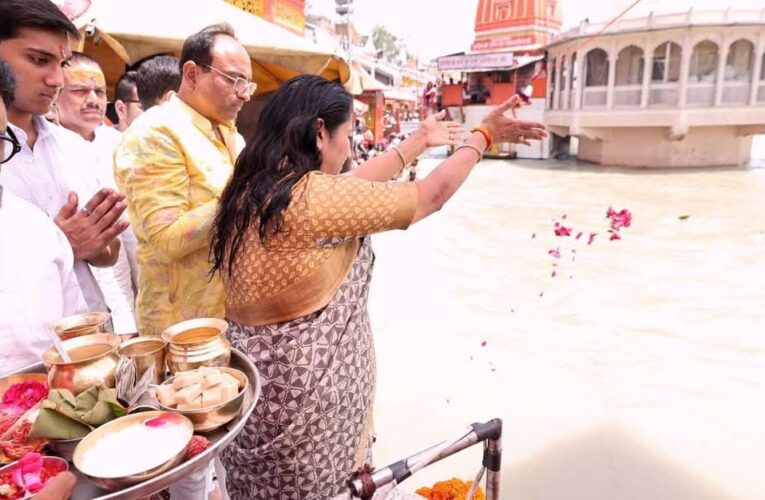 परिवार संग पहुंची हरिद्वार पहुंची दिल्ली की मुख्यमंत्री रेखा गुप्ता, गंगा स्नान कर किया पूजन