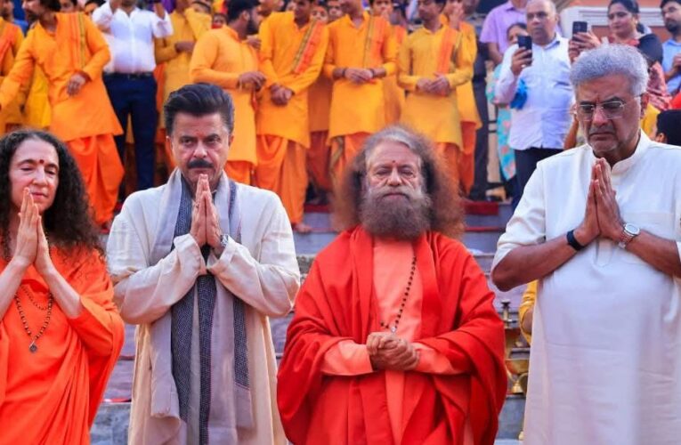 ऋषिकेश: परमार्थ निकेतन पहुंचे बॉलीवुड अभिनेता अनिल कपूर व जाने-माने फिल्म निर्माता निर्देशक बोनी कपूर, गंगा आरती में हुए शामिल, स्वामी चिदानन्द सरस्वती व साध्वी भगवती सरस्वती ने उन्हें पुष्प और रूद्राक्ष का पौधा भेंट कर आशीर्वाद दिया