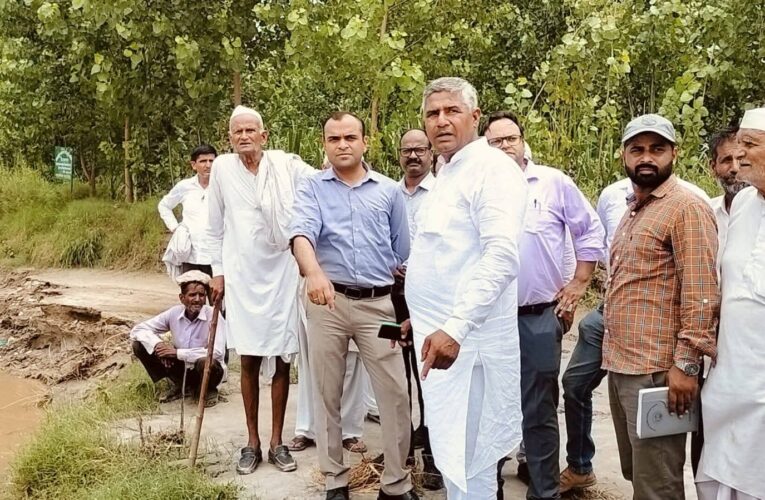 हरिद्वार डीएम मयूर दीक्षित ने कीचड़ भरे एवं ऊबड़-खाबड़ रास्तों पर लगभग 01 किमी पैदल चलकर सोलानी तटबन्ध का स्थलीय निरीक्षण किया, अधिशासी अभियन्ता सिंचाई को तुरन्त स्टीमेंट प्रस्तुत करने के दिये निर्देश