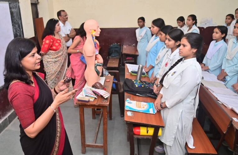 सफलता का कोई शॉर्टकट नहीं होता, खूब मेहनत करें और सिर्फ अपने लक्ष्य पर ध्यान केंद्रित करें, लाईब्रेरी में बच्चों के लिए लाभकारी किताबें होनी चाहिए, अपर सचिव ऊर्जा तथा माध्यमिक शिक्षा रंजना राजगुरु ने औचक निरीक्षण कर व्यवस्थाओं का जायजा लिया