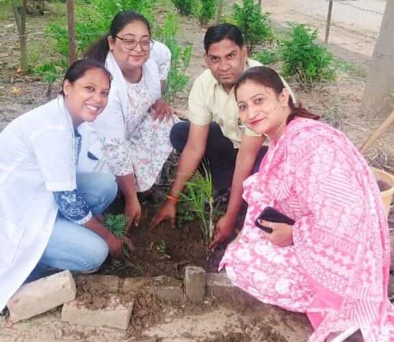 हरेला पर्व पर प्राथमिक स्वास्थ्य केंद्र इमलीखेड़ा में किया गया वृक्षारोपण