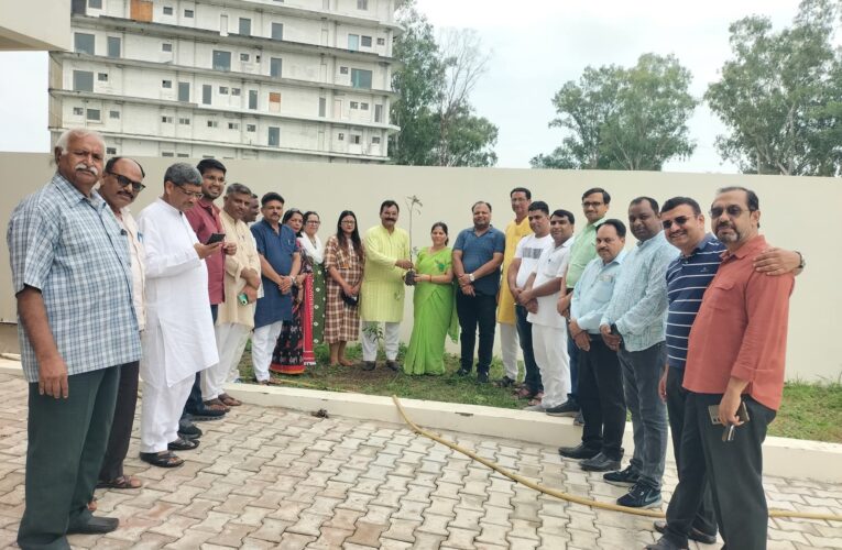 लोक पर्व हरेला के अवसर पर रुड़की भाजपा जिला कार्यालय वृक्षारोपण कार्यक्रम आयोजित