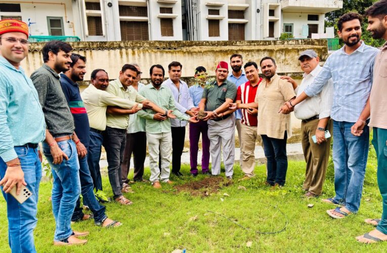 आई.आई.टी. रुड़की में “एक पेड़ मां के नाम” अभियान के तहत नीम के पेड़ लगाए गए