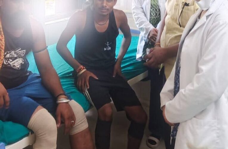 शिवभक्तों की सेवा में जुटे प्राथमिक स्वास्थ्य केंद्र इमलीखेड़ा के कर्मचारी और अधिकारी, दिन-रात कर रहे है कावड़ियों की सेवा