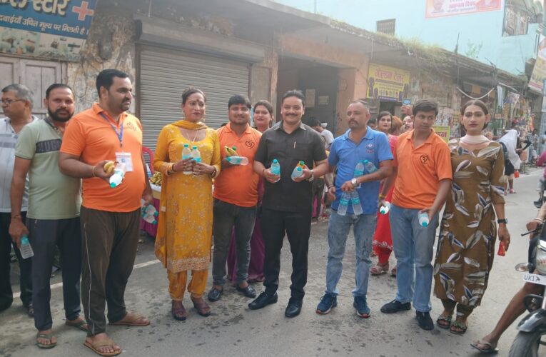 भगवानपुर क्षेत्र से गुरु मोना किन्नर ने शिवभक्तों पर की पुष्प वर्षा, वितरित किए फल, कहा-नि:स्वार्थ भाव से कावड़ियों की सेवा करना सच्ची भक्ति