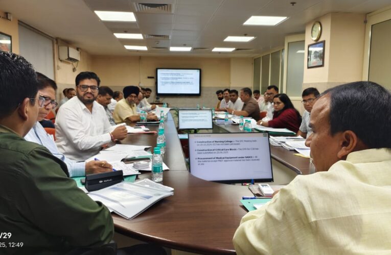 मेडिकल कॉलेजों की लागत बढ़ने पर विभागीय मंत्री नाराज, कहा-विभागीय अधिकारी नियमित रूप से करें निर्माण कार्यों की मॉनिटिरिंग, समीक्षा बैठक में निर्माण कार्य नियत समय पर पूर्ण करने के दिए निर्देश
