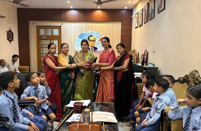 हरेला पर्व पर विधायक ममता राकेश के आवास पर पहुंचे स्कूली बच्चे, भेंट किया पौधा